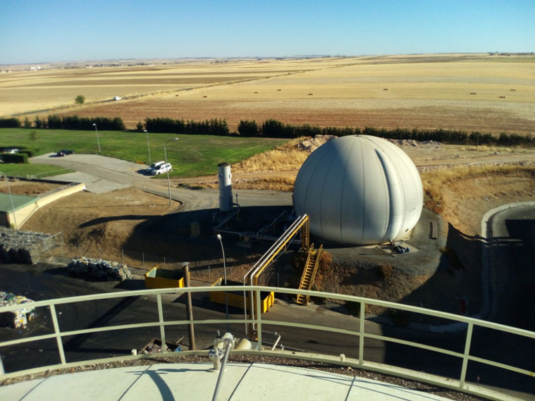 Gasometro.-A-su-izquierda-antorcha