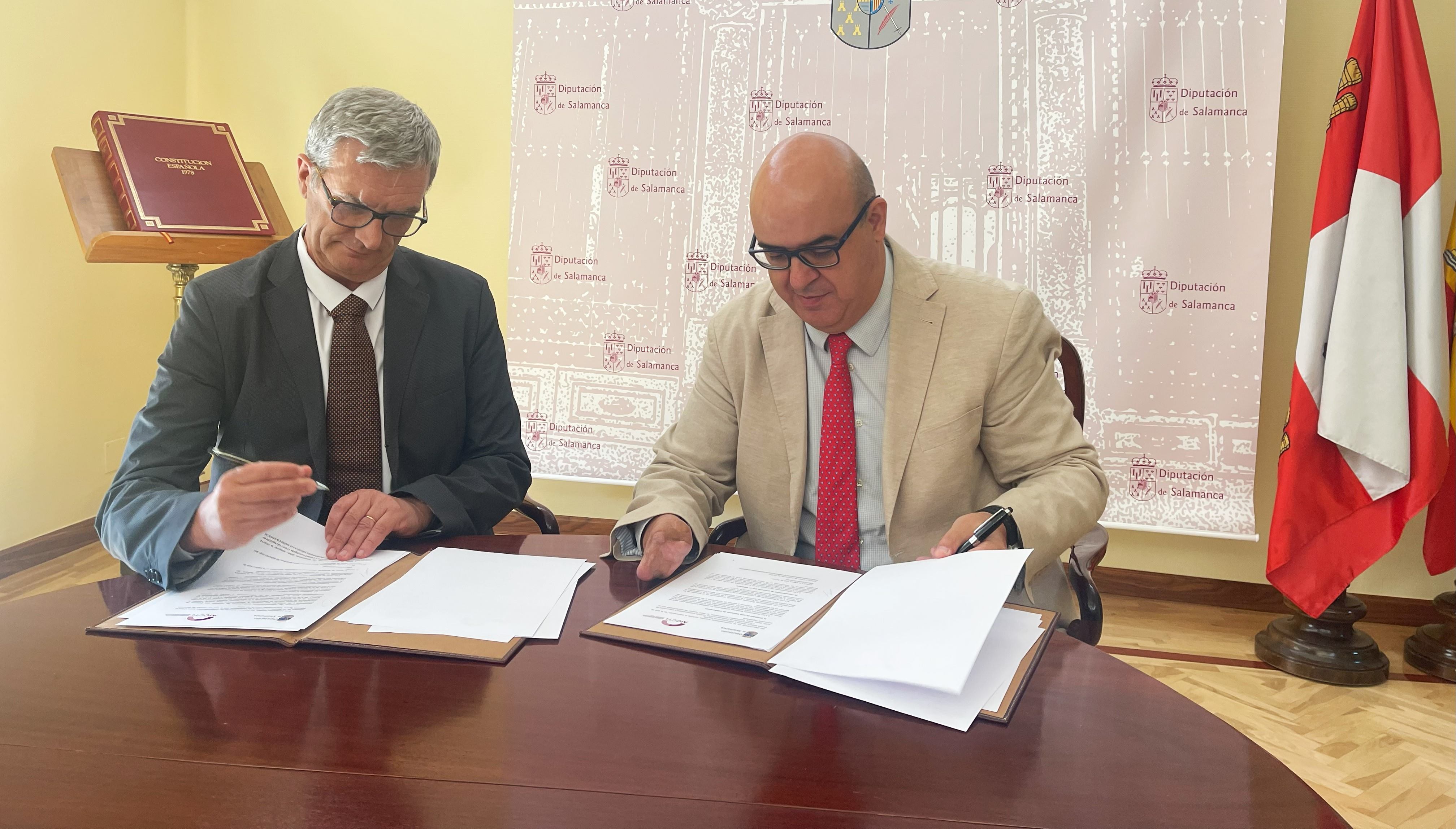 El diputado del área de Presidencia, Carlos García Sierra, y el titular de la AICCyL, Luis Gracia Romero, durante la firma del convenio. 