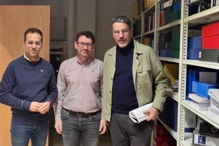 El diputado Ángel Peralvo (derecha) en el Archivo Municipal de Doñinos