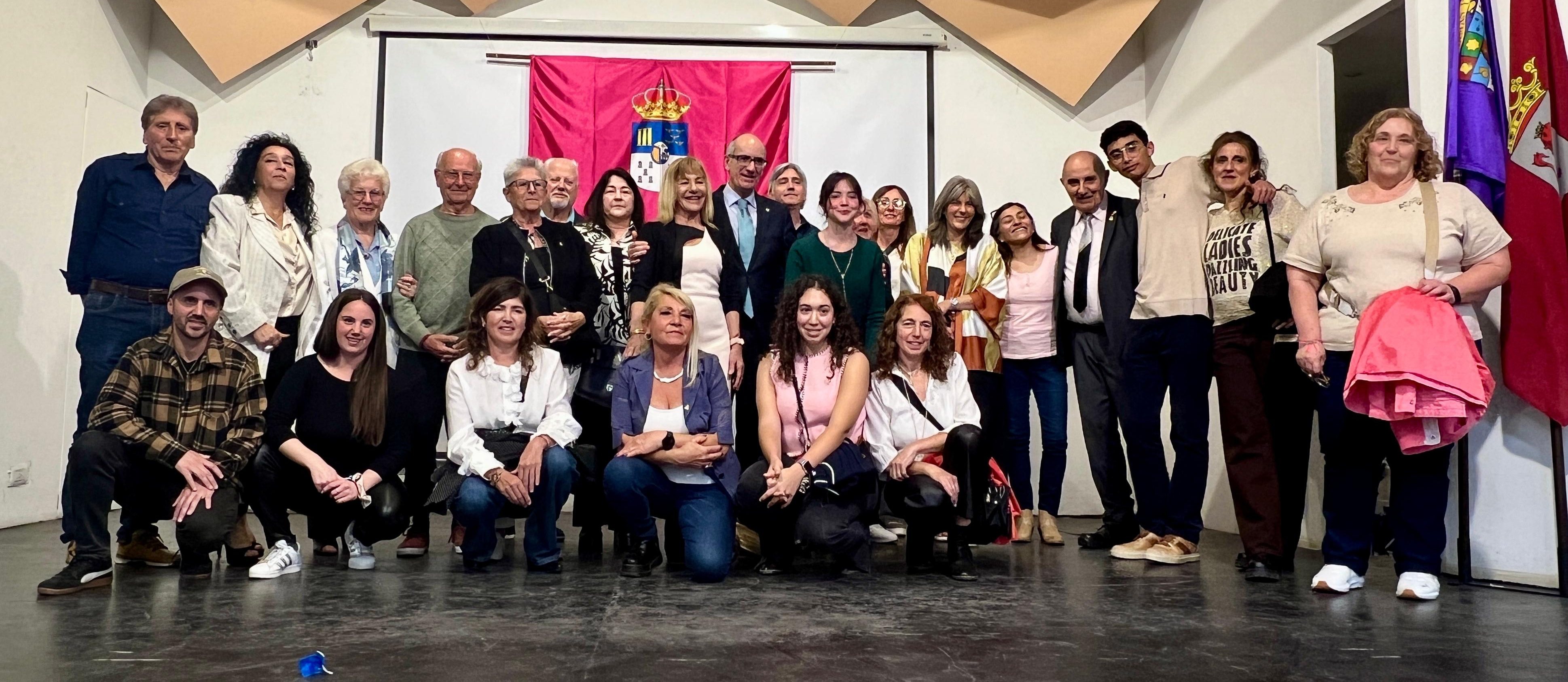 Foto de familia de autoridades durante el encuentro en el Centro de CyL de Mar de Plata.