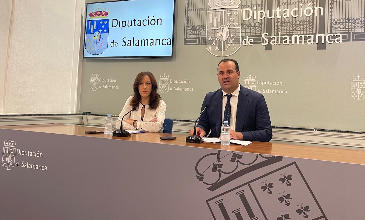 El presidente en funciones, David Mingo, junto a la diputada de Medio Ambiente, Pilar Sánchez.