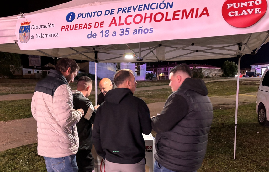 Jóvenes en una carpa del Punto Clave